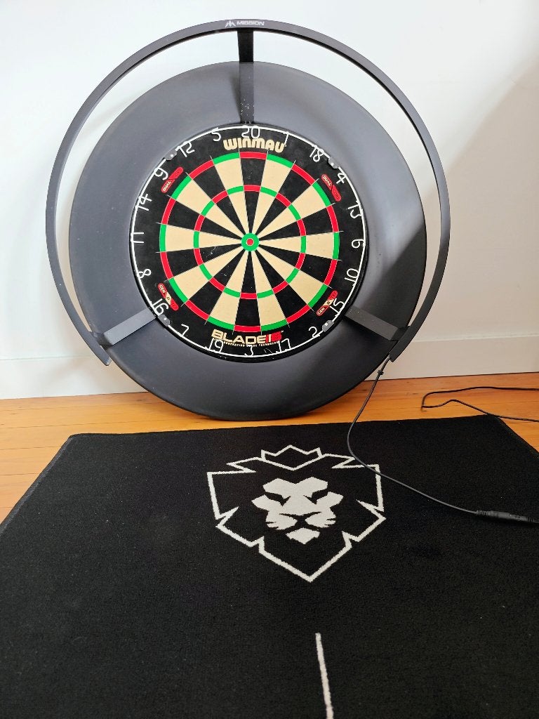 Dartbord Winmau Dual Core + verlichting + surround + mat, Sport en Fitness, Overige Sport en Fitness, Ophalen, Zo goed als nieuw