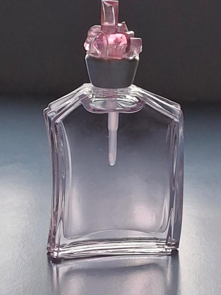 flacon de parfum aux teintes rosées est Miss Me de la créatr, Enlèvement ou Envoi