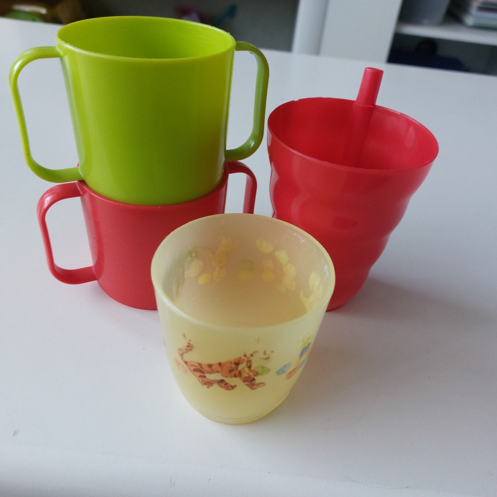 Setje van 4 kinderbekertjes in goede staat. Geen merk., Ophalen, Gebruikt