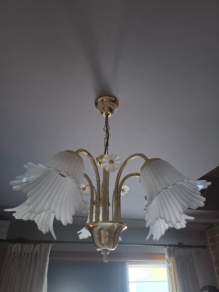 Goudkleurige kroonluchter met 5 kelken van melkglas, Huis en Inrichting, Ophalen
