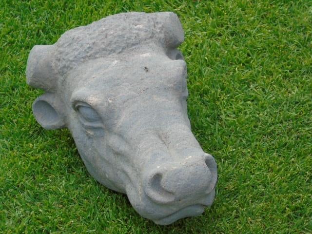 tête de taureau en pierre bleu taillé dans la masse !, Jardin & Terrasse, Enlèvement ou Envoi, Comme neuf