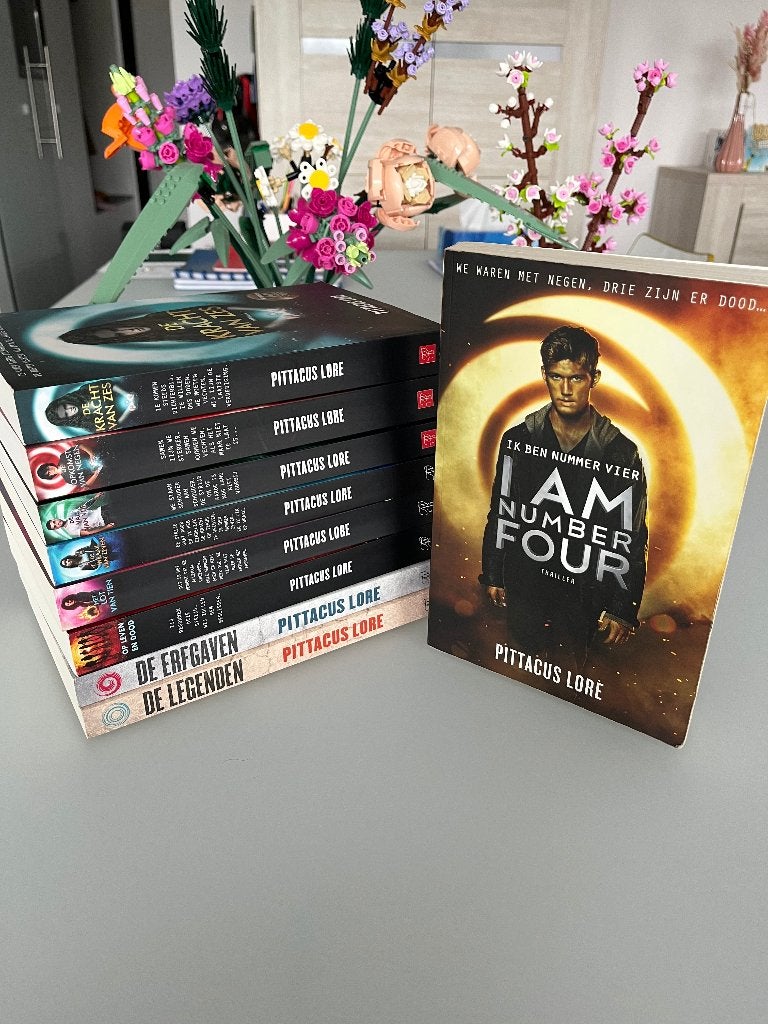 Pittacus Lore – De Loriënkronieken + De Erfgaven De Legenden, Boeken, Ophalen of Verzenden, Gelezen, James Frey & Jobie Hughes