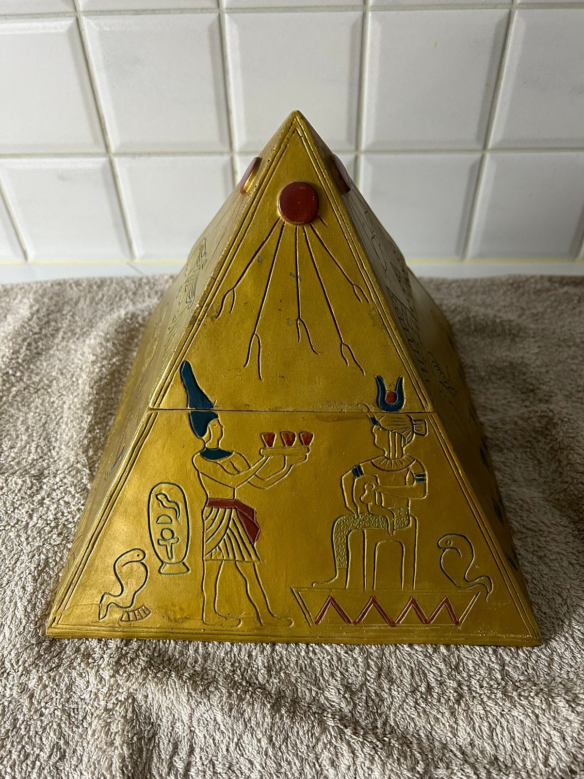 Piramide opbergboxje met egyptische afbeeldingen, Ophalen, Zo goed als nieuw
