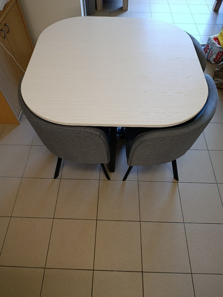 tafel en 4 stoelen, Huis en Inrichting, Ophalen, Zo goed als nieuw, Kunststof