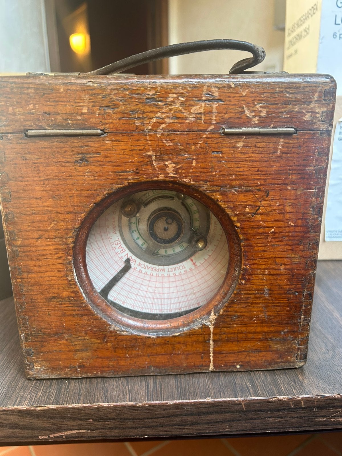 Antieke mechanische duivenklok, Ophalen