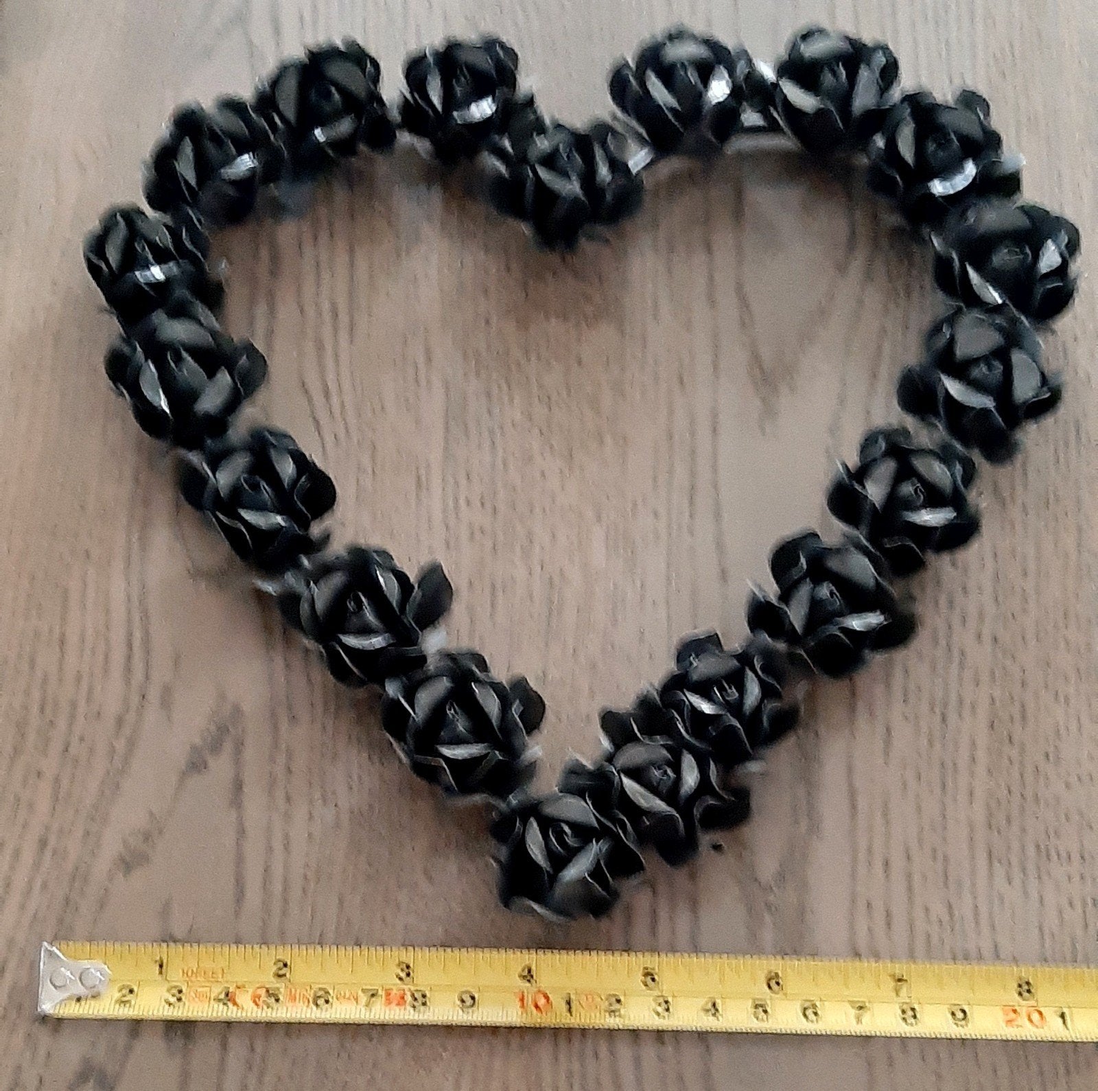 Pendentif en métal noir, cœur orné de roses, Neuf, Enlèvement ou Envoi, Métal, Objet de décoration