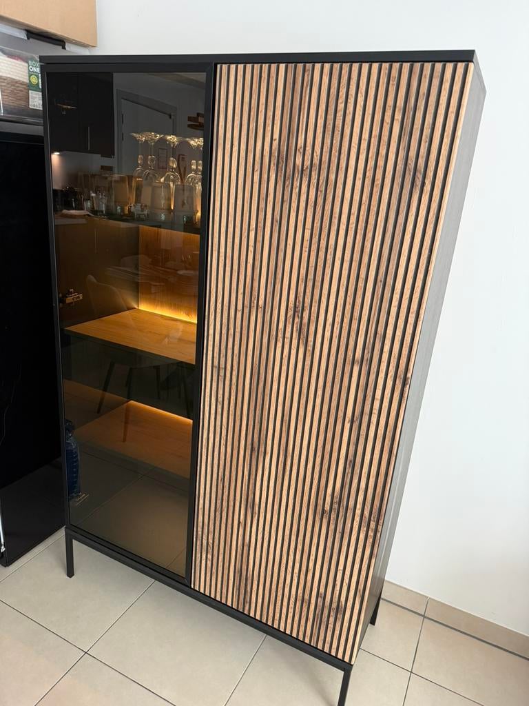 Vitrine MEUBELLA, Huis en Inrichting, Kasten | Roldeurkasten en Archiefkasten, Zo goed als nieuw, Eikenhout, Ophalen