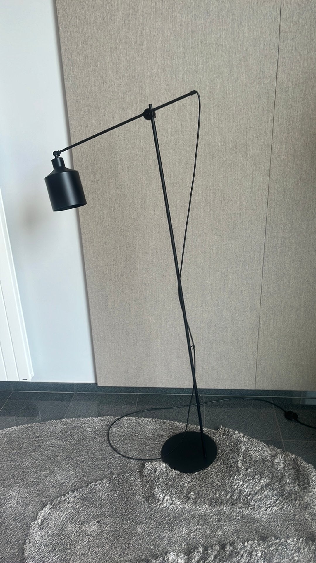 Moderne zwarte design vloerlamp – verstelbare kap – E27, Huis en Inrichting, Ophalen, Zo goed als nieuw