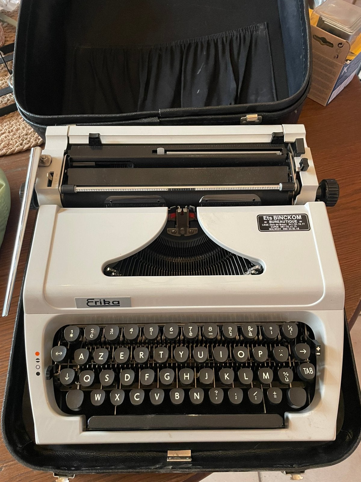 Machine à écrire vintage Erika avec mallette de transport, Ophalen, Zo goed als nieuw