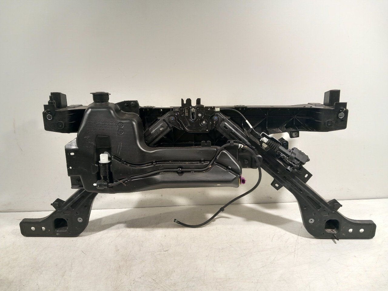 Voorfront slotplaat Tesla Model, Onderdelen@venauto.nl, Van der Ven Autorecycling B.V., Gebruikt, Ettenseweg 76, 4706 PB Roosendaal, The Netherlands