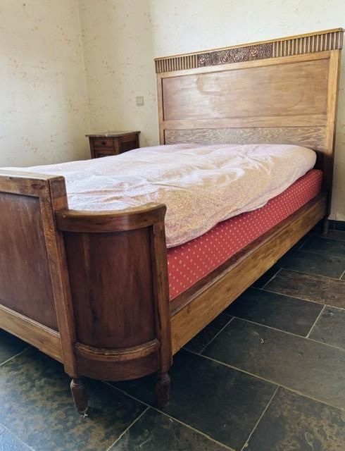 Antieke slaapkamer, charmant bed met afgeronde afwerking, Enlèvement