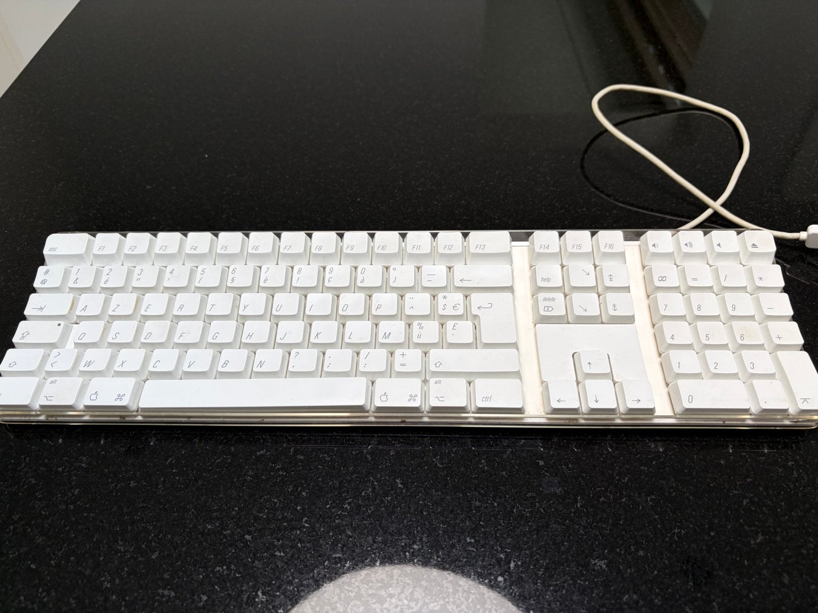 Toetsenbord Apple model A1243, Ophalen, Azerty, Gebruikt, Bedraad