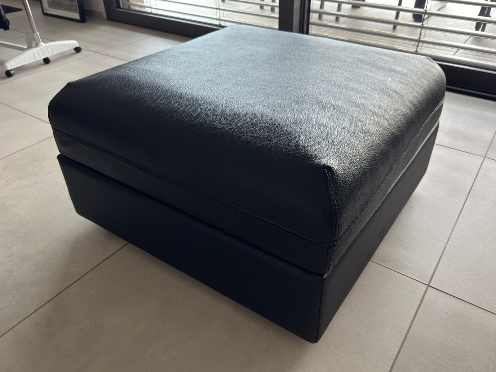 Pouf/Coffre IKEA Vallentuna, Maison & Meubles, Enlèvement, Comme neuf, Cuir