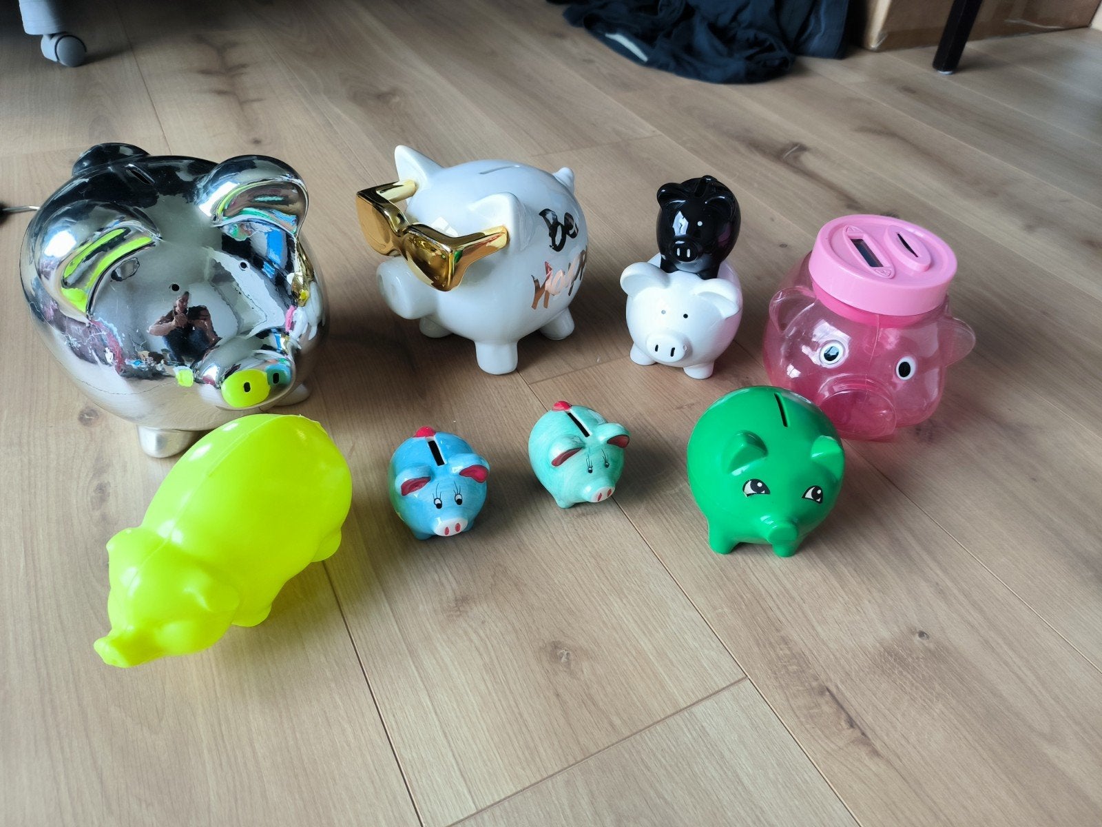 verschillende varkens spaarpotten, Ophalen