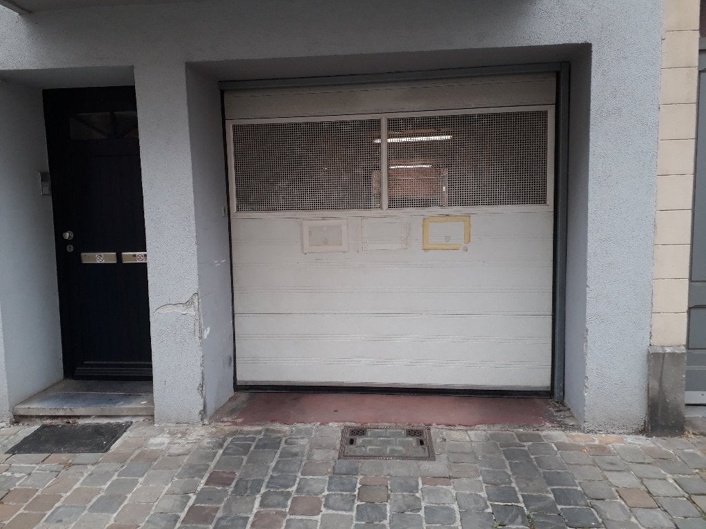 Box de garage fermé–À VENDRE ou À LOUER – Forest