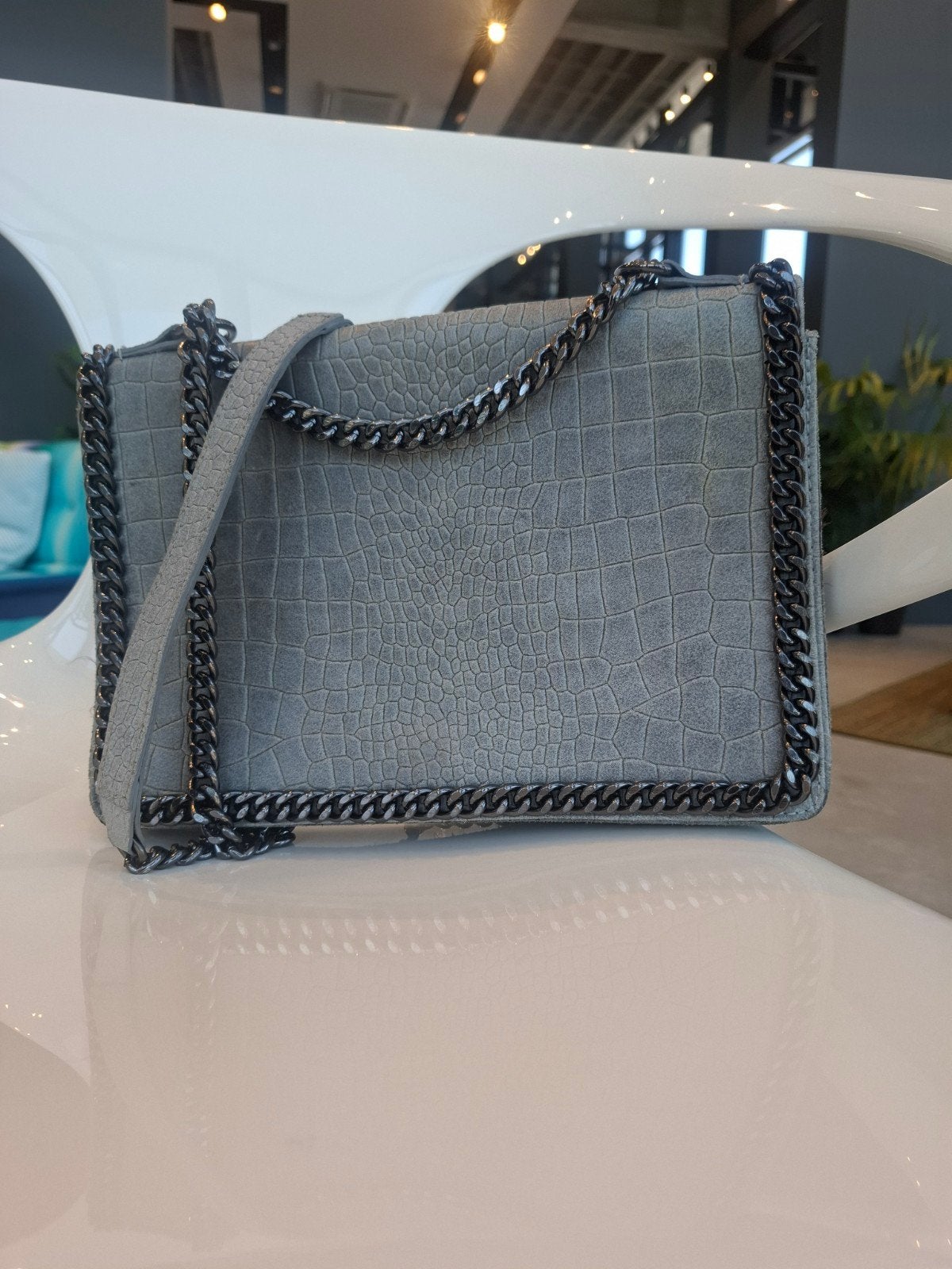 Sac cuir croco gris chaîne bandoulière, Enlèvement ou Envoi, Comme neuf, Gris, Cuir