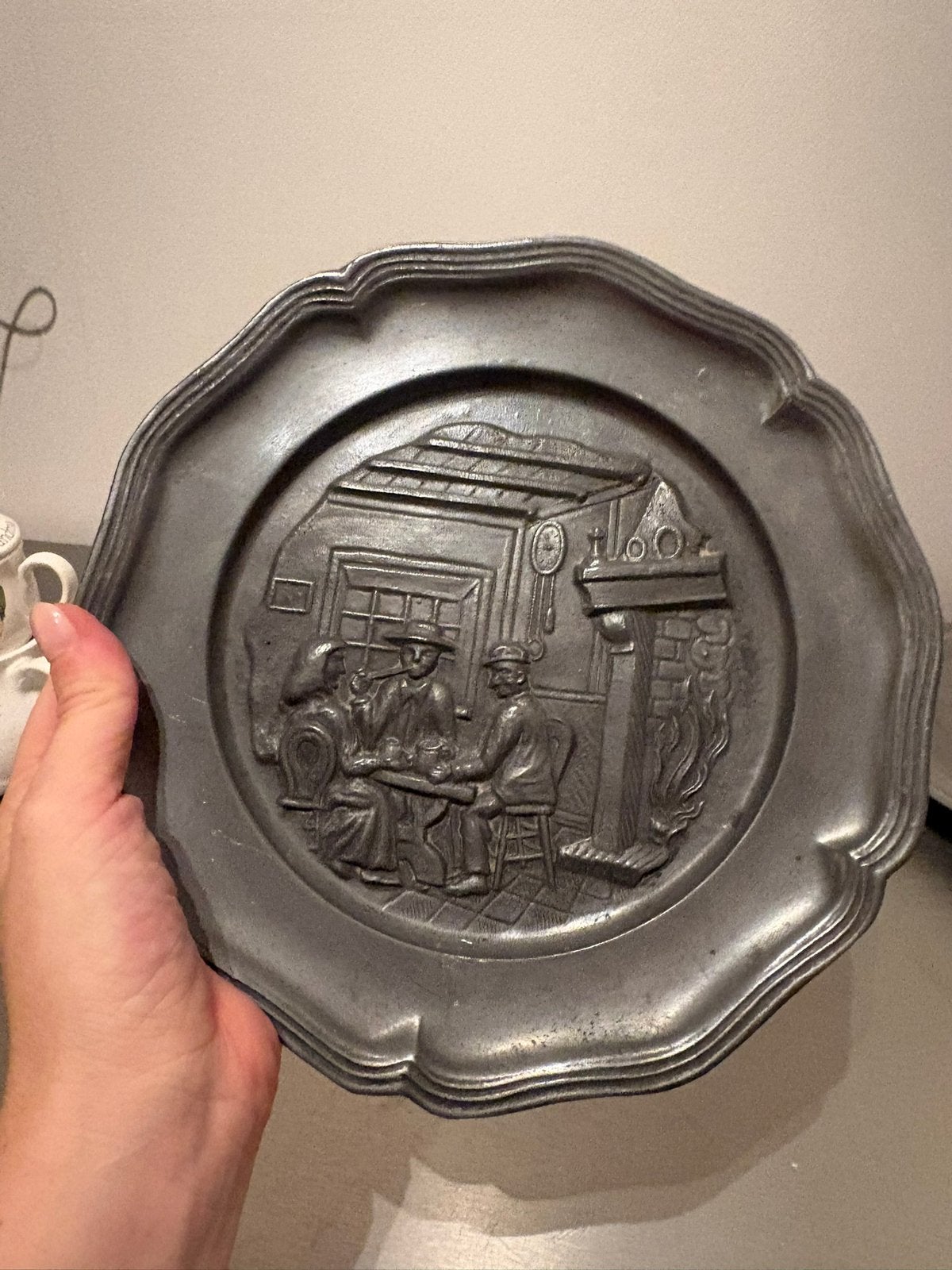 Tinnen schotel om op te hangen, Ophalen