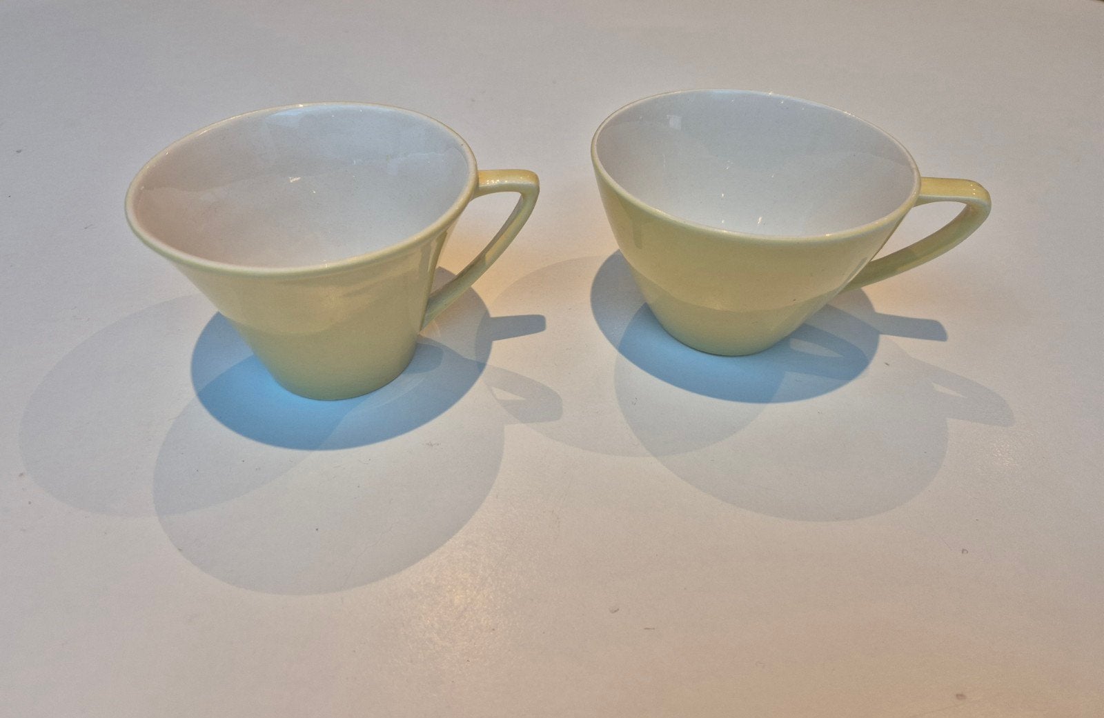 2 tasses jaunes de Boch, Maison & Meubles, Enlèvement