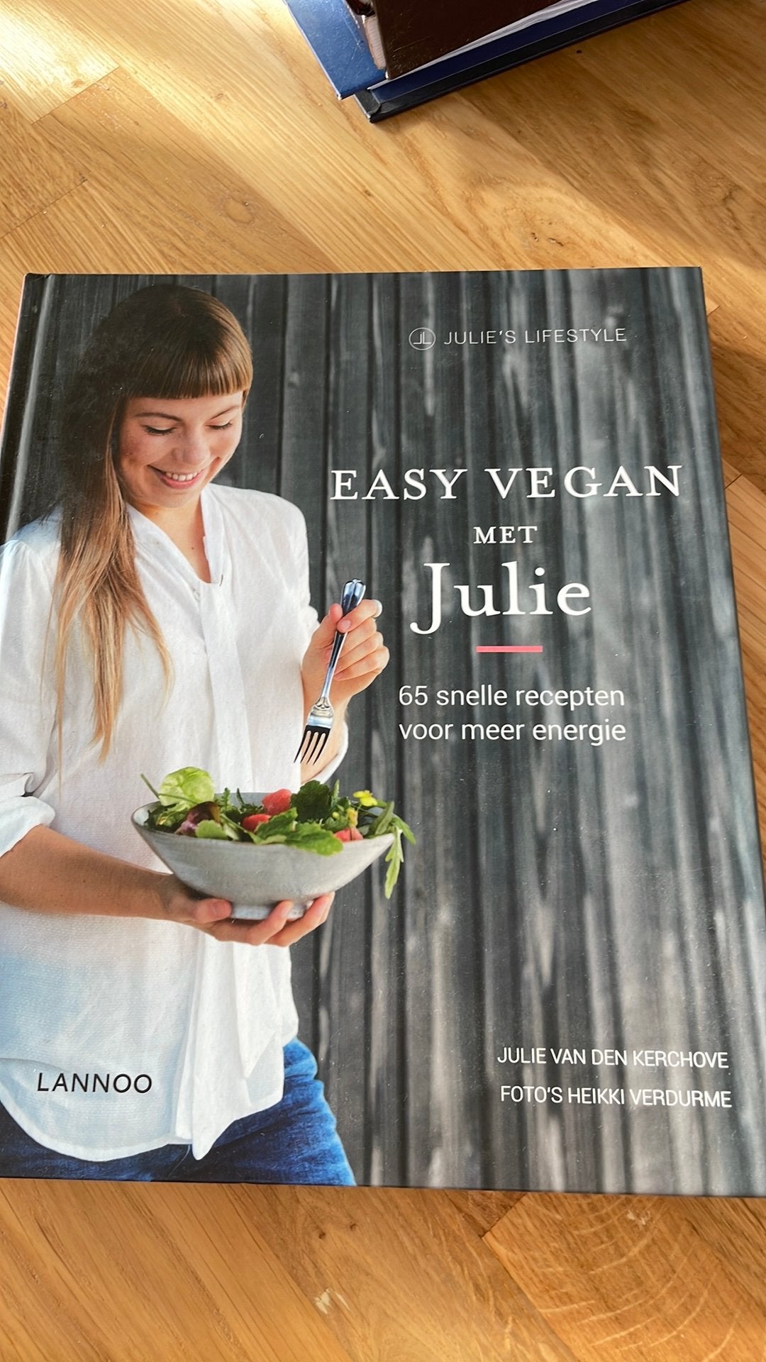 Julie Van den Kerchove - Easy Vegan met Julie, Dieet en Voeding, Ophalen of Verzenden, Julie Van den Kerchove; Simon Matthys, Zo goed als nieuw