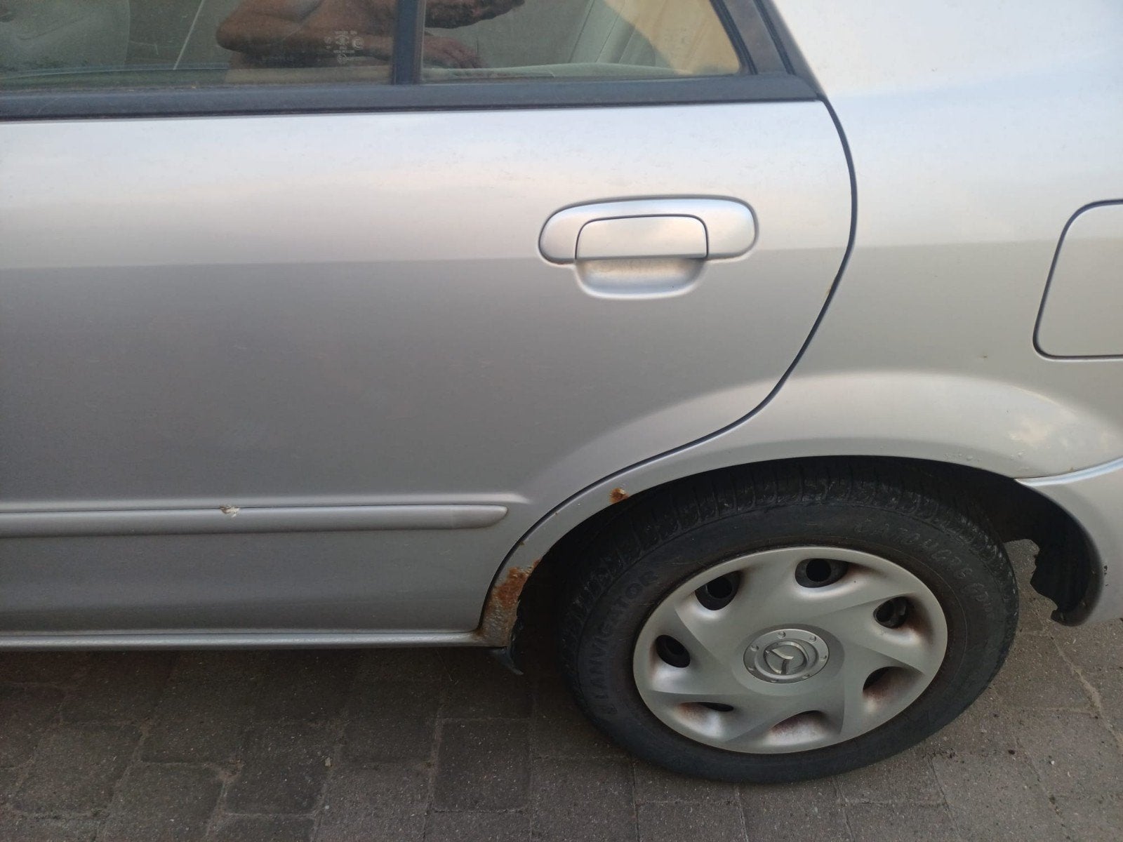 mazda 323 grijs 2001