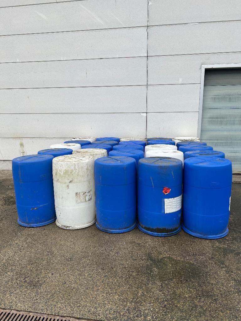 blauwe en witte tonnen, Tuin en Terras, Regentonnen, Zo goed als nieuw, Kunststof, 150 liter of meer, Ophalen