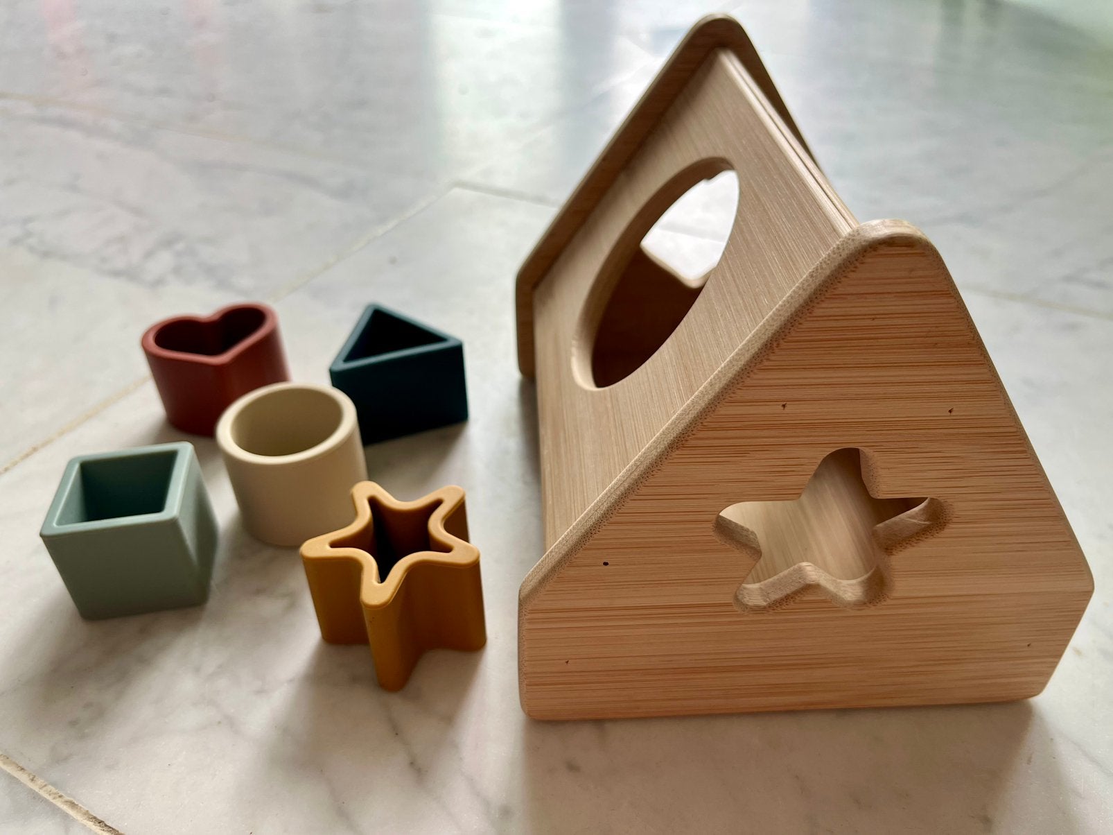 Jeu d’éveil Montessori en bois – Trieur de formes - neuf, Enlèvement, Comme neuf