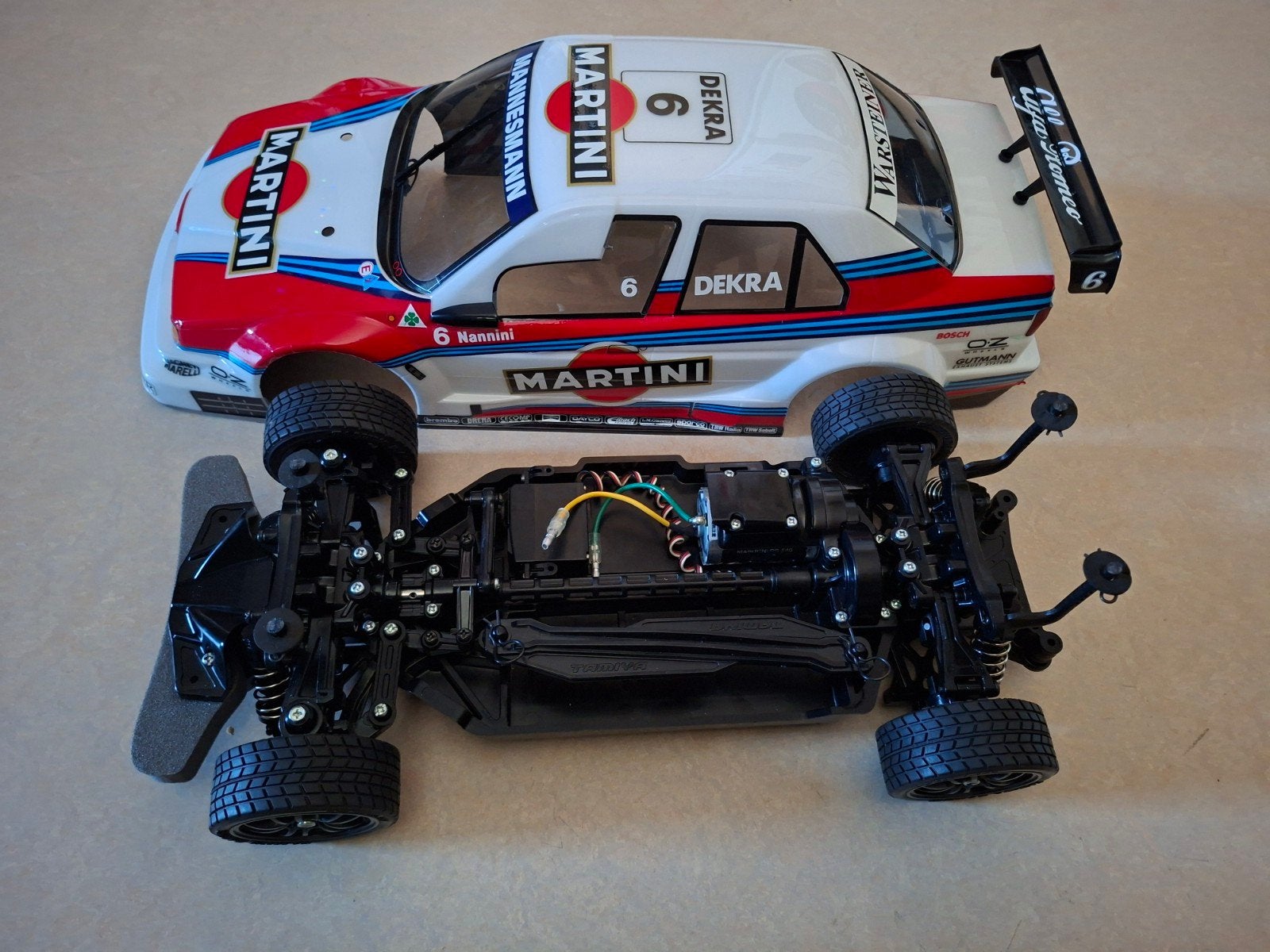 Tamiya TT02 Alfa Romeo 155 GTA Martini, rayures sur le châss, Hobby & Loisirs créatifs, Échelle 1:10, Enlèvement ou Envoi, Électro