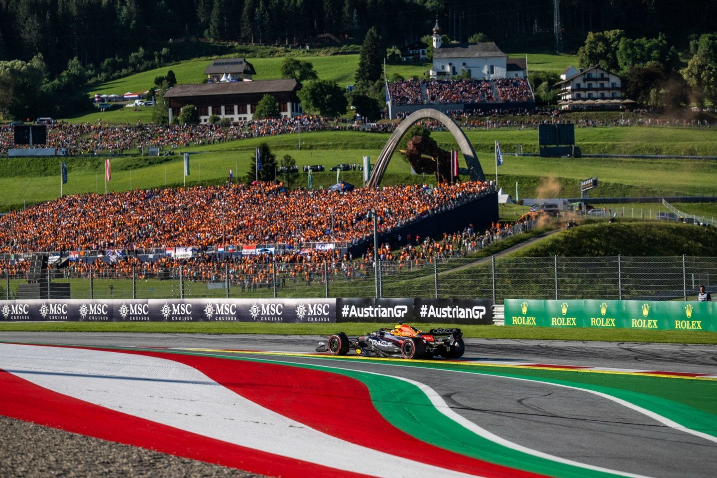 F1, Trois personnes ou plus, Juin