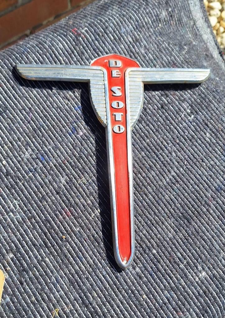 Kofferbakembleem van een DeSoto S5 Deluxe sedan uit 1938., Ophalen of Verzenden, Gebruikt, Oldtimer onderdelen