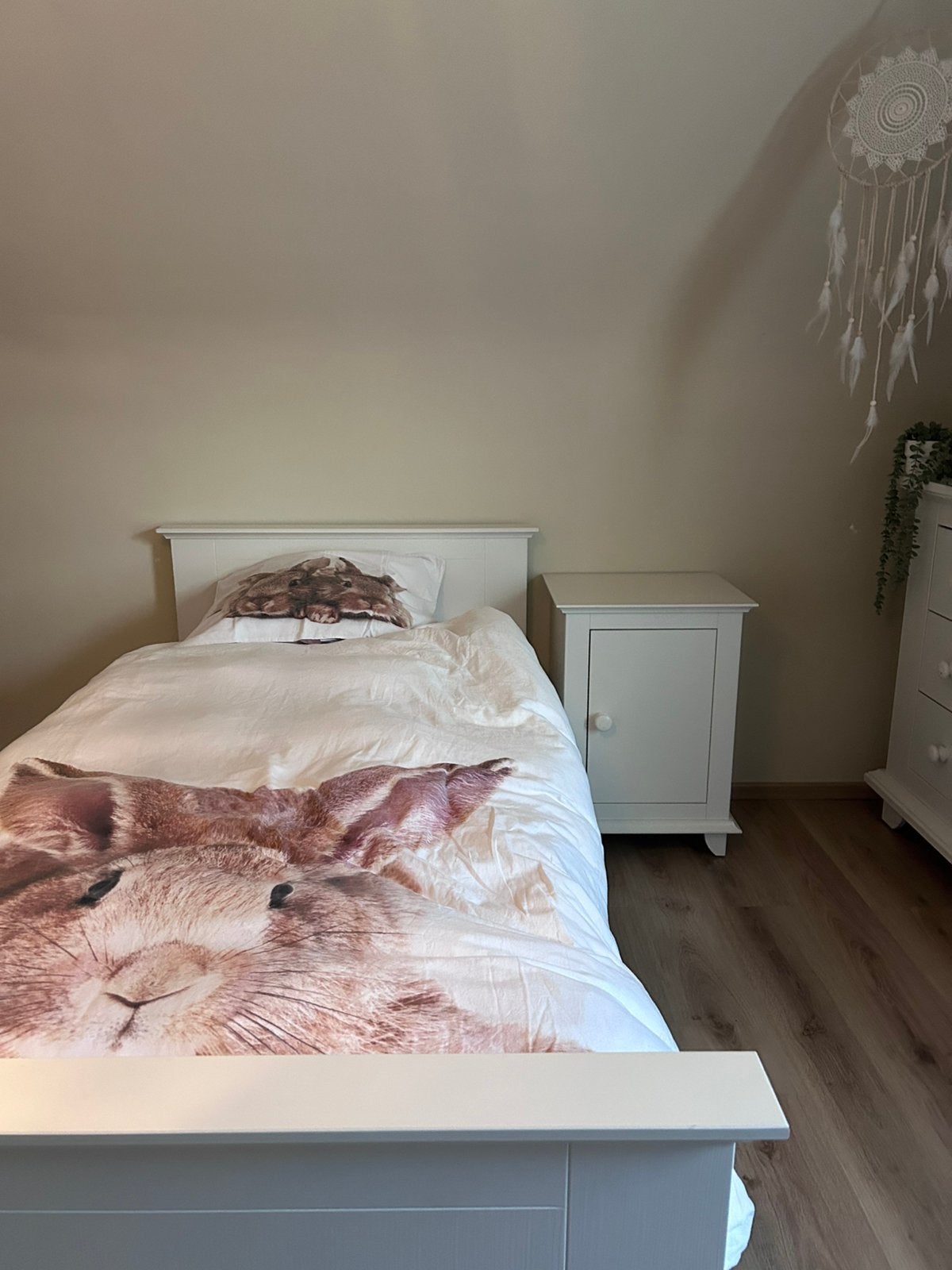 Eenpersoonsbed wit Bopita incl. matras lattenbodem nachtkast, Huis en Inrichting, Slaapkamer | Complete slaapkamers, Zo goed als nieuw