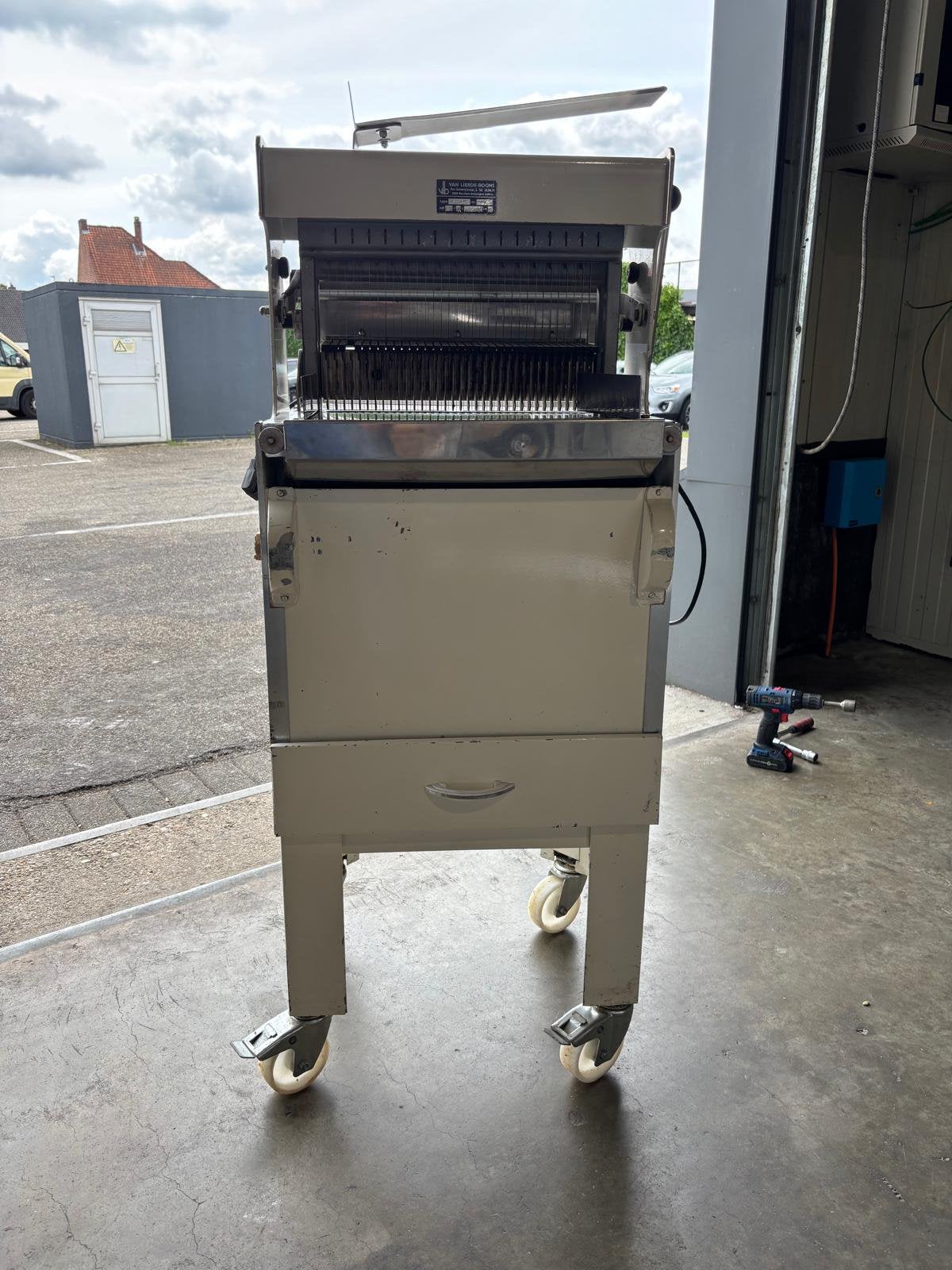 Broodsnijmachine VLB, Enlèvement