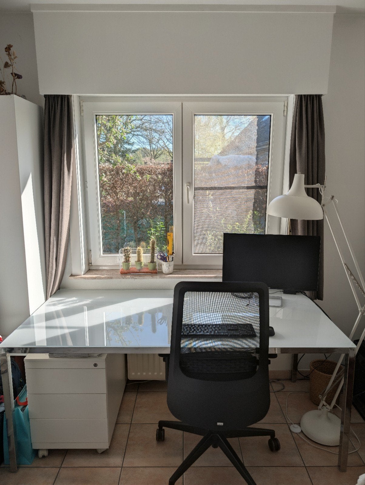 Moderne tafel of bureau met chrome onderstel en melkglas, 90 cm, Bureau d'ordinateur, 180 cm, Comme neuf