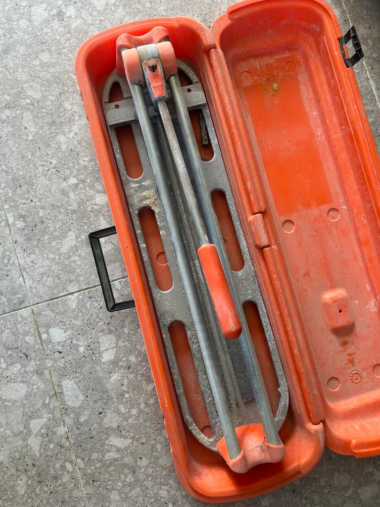 Tegelsnijder, Ophalen, Zo goed als nieuw