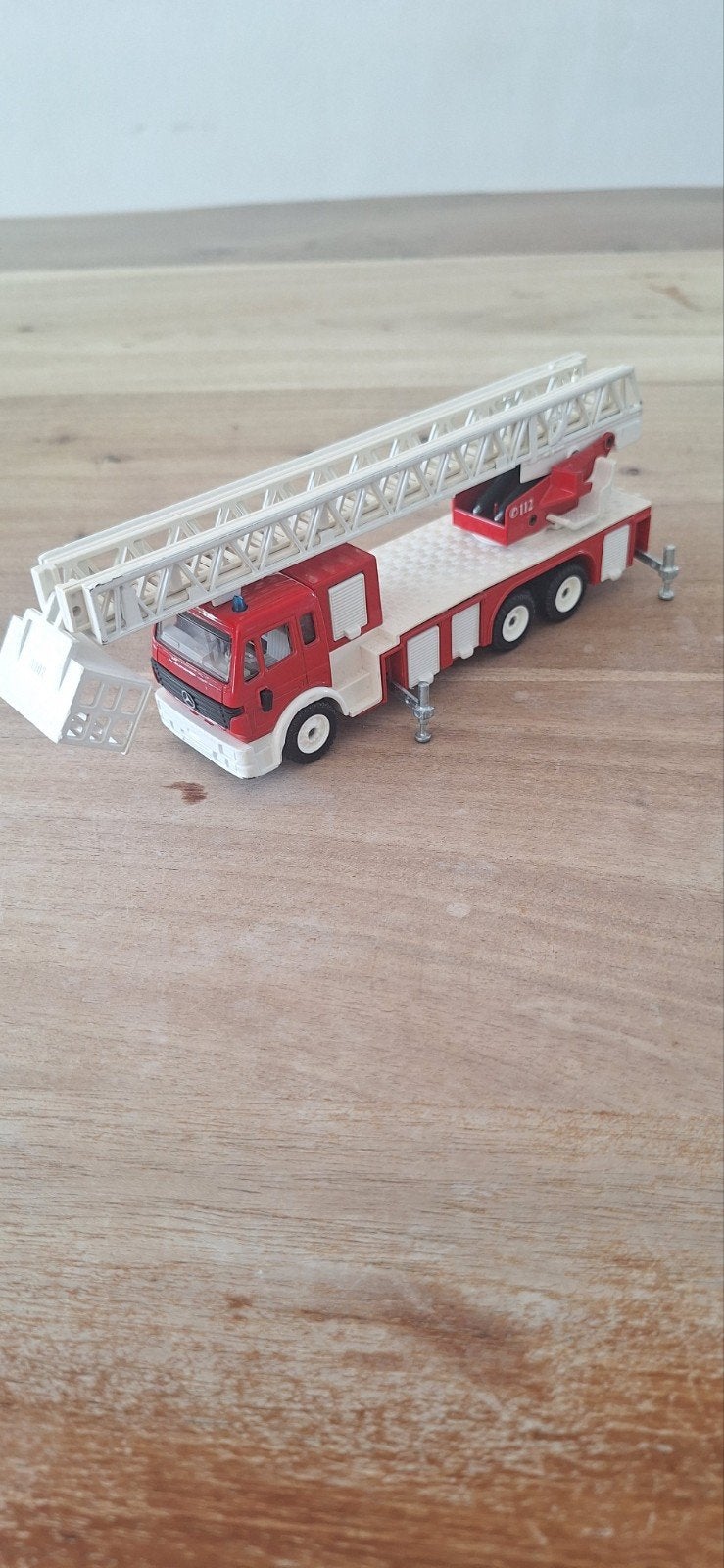 CAMION DE POMPIER SIKU 3433 MERCEDES-BENZ SK AVEC ÉCHELLE, Hobby & Loisirs créatifs, Enlèvement ou Envoi, SIKU
