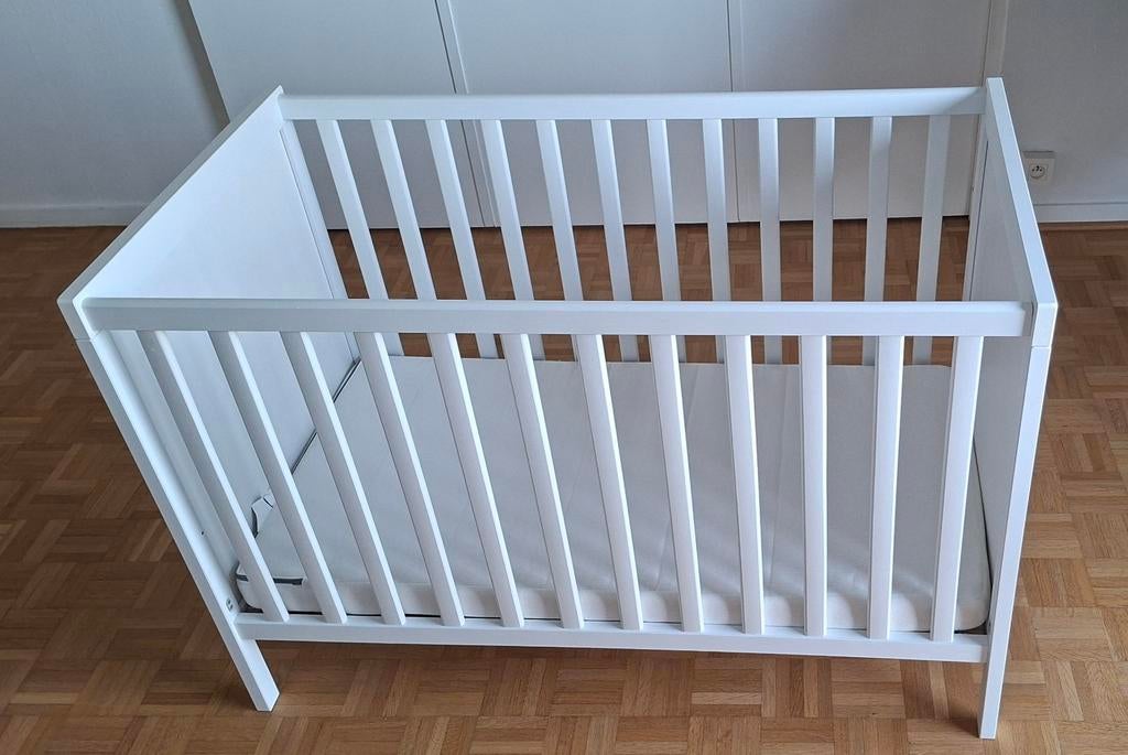IKEA SUNDVIK babybedje + KRUMMELUR matrasset, Ophalen, Zo goed als nieuw, Wieg