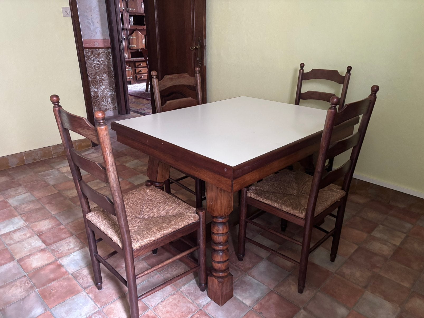 Houten tafel en 4 stoelen, Huis en Inrichting, Complete eetkamers, Ophalen, Gebruikt, Antiek, 4 tot 6 stoelen