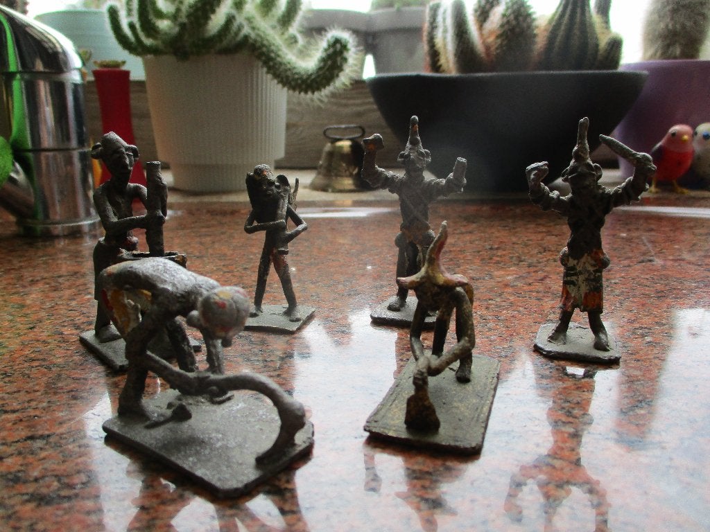 6 miniatuur Afrikaanse metalen beeldjes werklieden, Afrika, Handgemaakt, Ophalen of Verzenden, Metaal