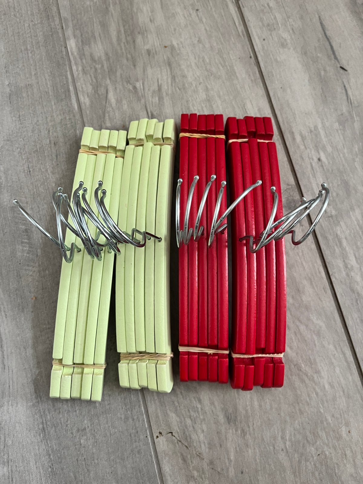 Kinderkapstokken rood en groen 25 stuks, Ophalen, Zo goed als nieuw, Hout
