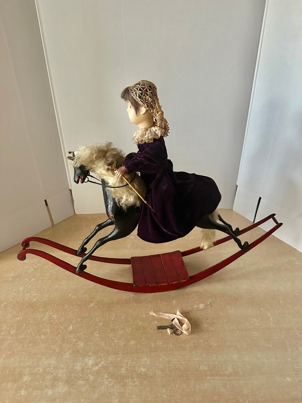 Zeldzame W.Sommerbell girl on rocking horse, Enlèvement