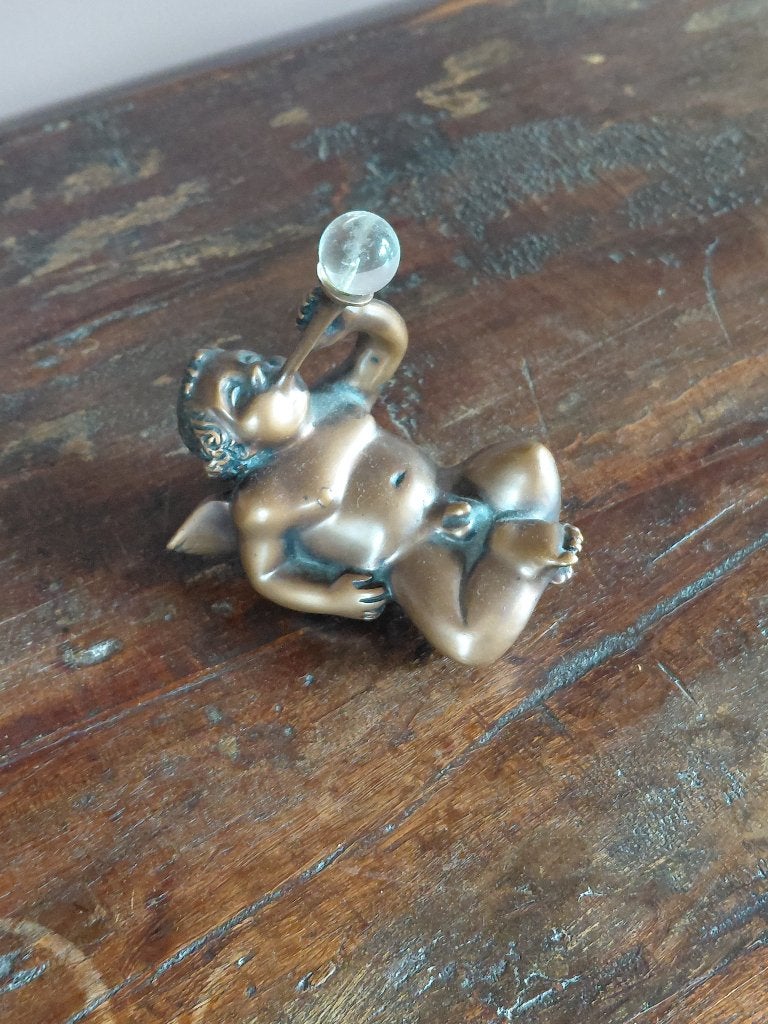 klein bronzen beeld van een cherubusfiguur met kristalbol, Antiek en Kunst, Overige onderwerpen, Gemerkt, Minder dan 20 cm, Art nouveau