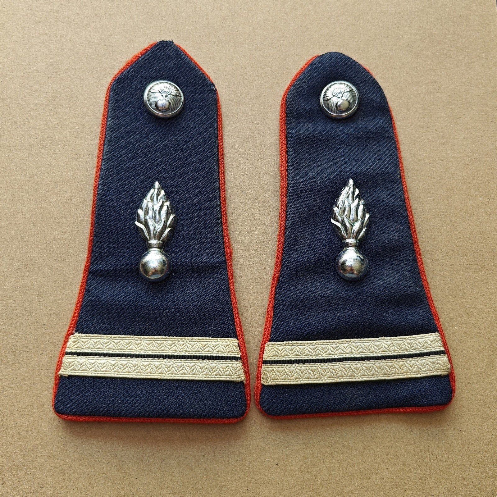 Chemises et épaulettes de gendarmerie, Collections, Objets militaires | Général, Enlèvement ou Envoi, Gendarmerie, Emblème ou Badge