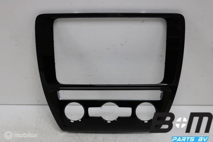 Radio / clima omranding VW Jetta 5C6 5C6858069F, Utilisé
