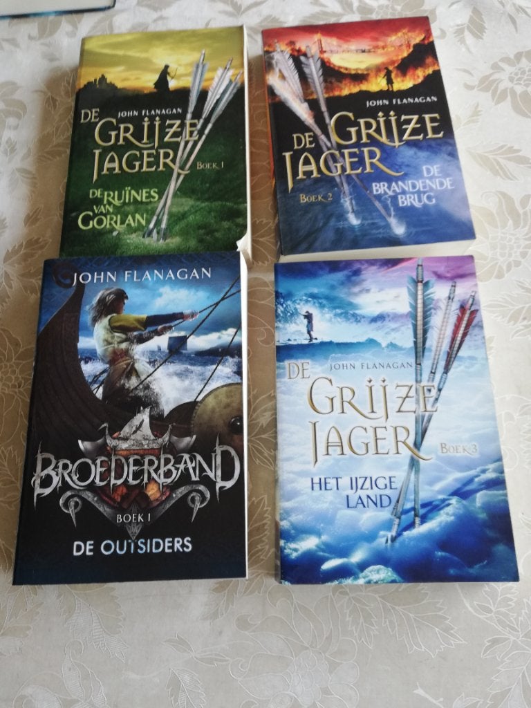 de grijze jager+broederband van john flanagan, Boeken, Ophalen of Verzenden, John Flanagan