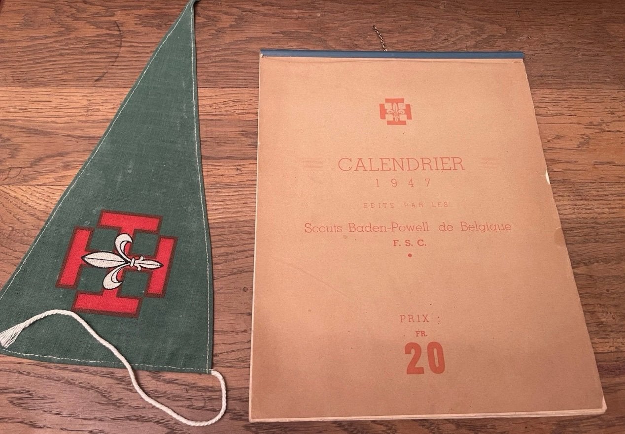 Tintin très rare calendrier scouts Baden Powell avec fanion, Envoi, Tintin, Comme neuf, Image, Affiche ou Autocollant