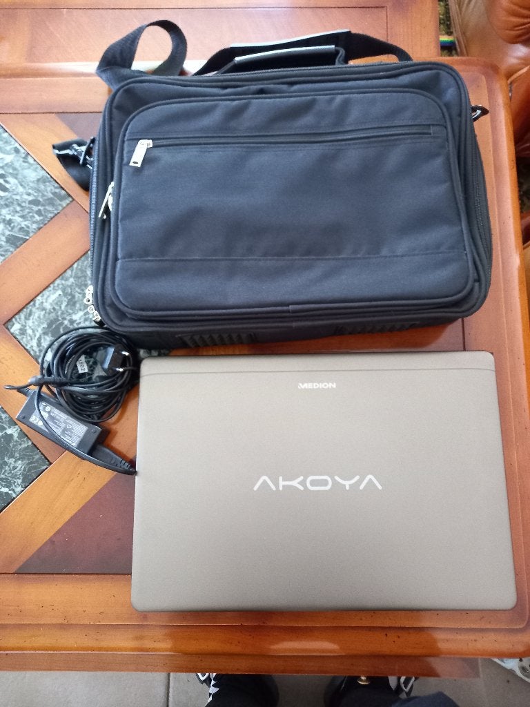 PC portable 15’’ Medion Akoya + valise transport, Informatique & Logiciels, Ordinateurs portables Windows, Comme neuf, 15 pouces