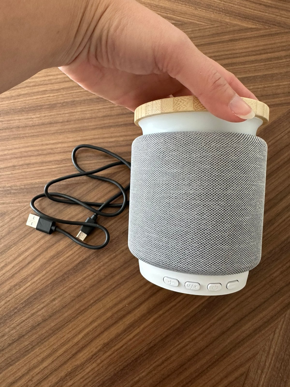 Muziekbox.  Wireless charger speaker. Bleutooth, Ophalen, Zo goed als nieuw