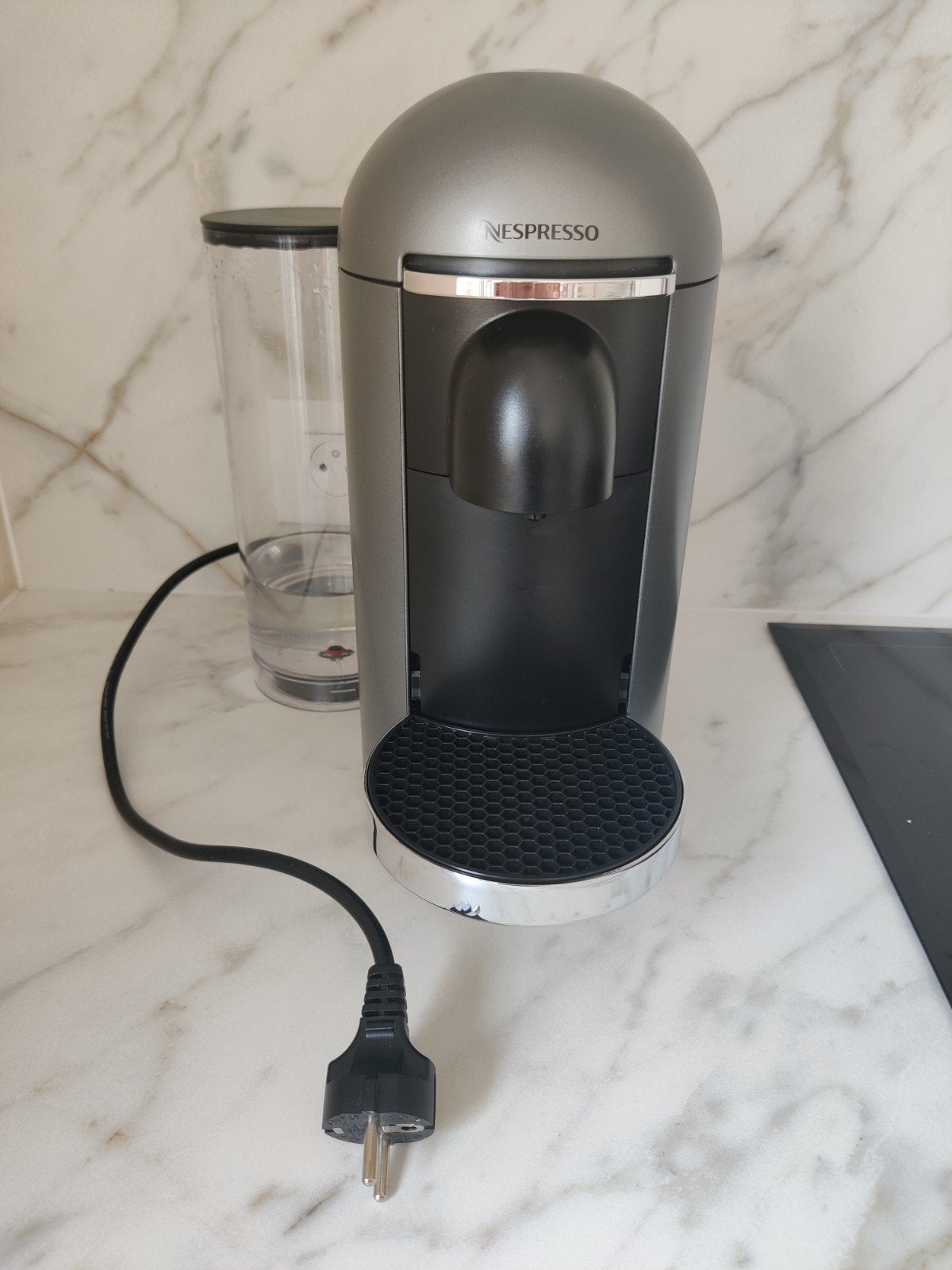Nespresso Vertuo plus zwart/grijs, Ophalen, Espresso apparaat, Zo goed als nieuw, Koffiepads en cups