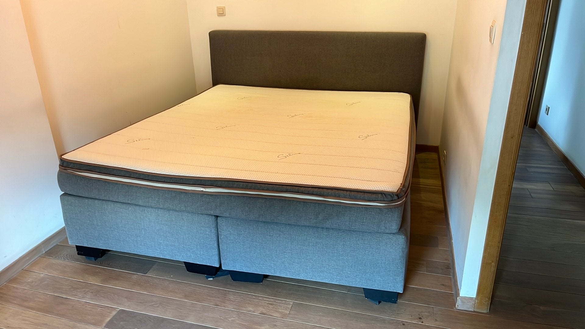 Lit double boxsprings 180x210cm, Gris, 210 cm, Enlèvement, Utilisé