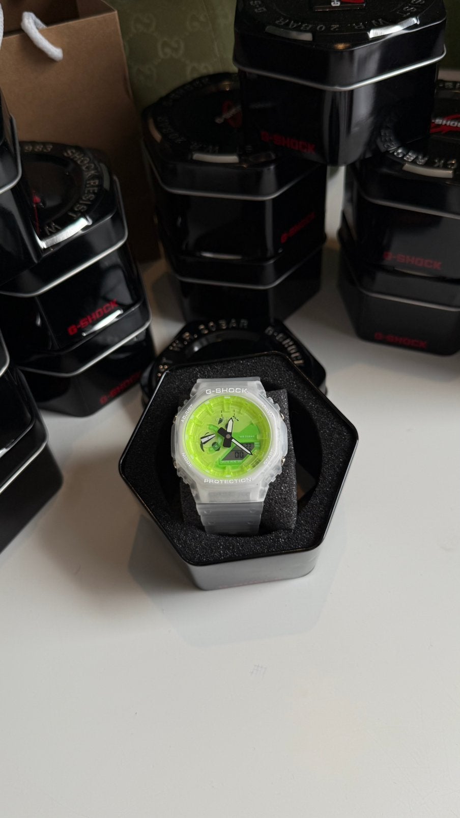 Montre G-SHOCK cadre vert, bracelet blanc, Enlèvement ou Envoi, Comme neuf