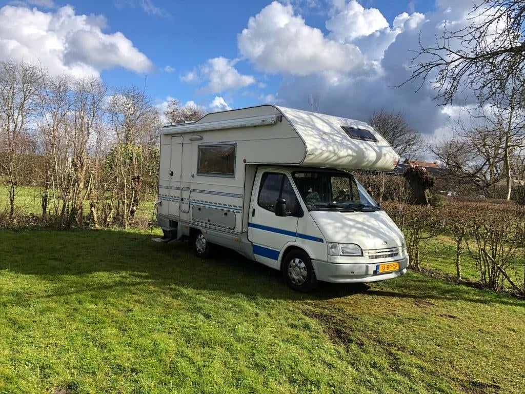 Voici Leo, le camping-car Ford Transit : robuste et rétro !, Siège de train, Jusqu'à 4, Auvent, Boîte manuelle